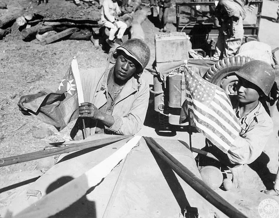 US_Army_soldier_and_Chinese_soldier_road_from_Ledo_to_Kunming_1945ChinaMyarmarIndia