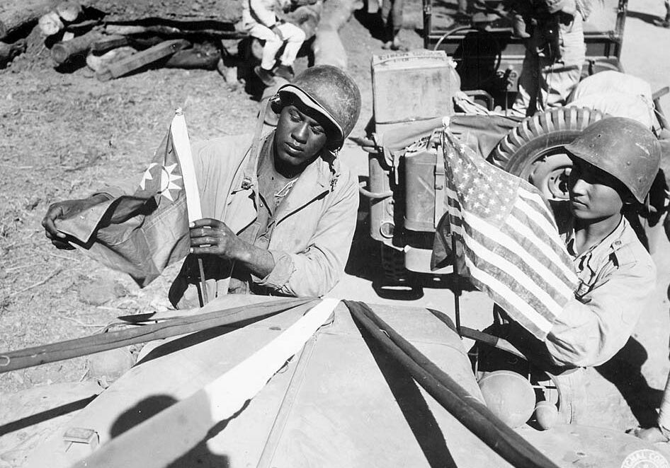 US_Army_soldier_and_Chinese_soldier_road_from_Ledo_to_Kunming_1945ChinaMyarmarIndia